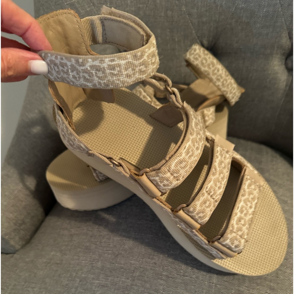 TEVA Flatform Mevia - worn a few times; excellent condition; Size 9